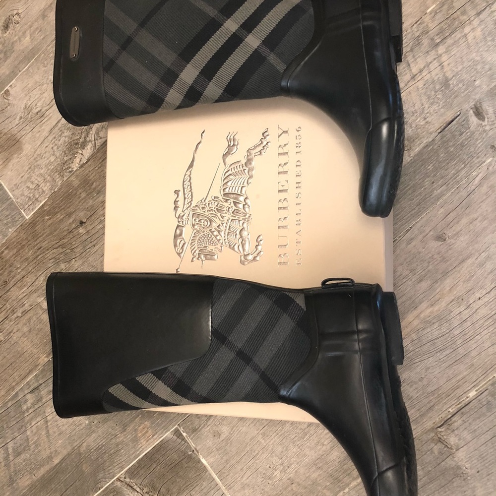Burberry Rain boats (almost new)